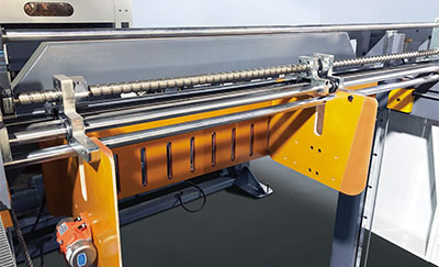 houseng-servo-driven-high-precision-sheet-cutter-3.jpg